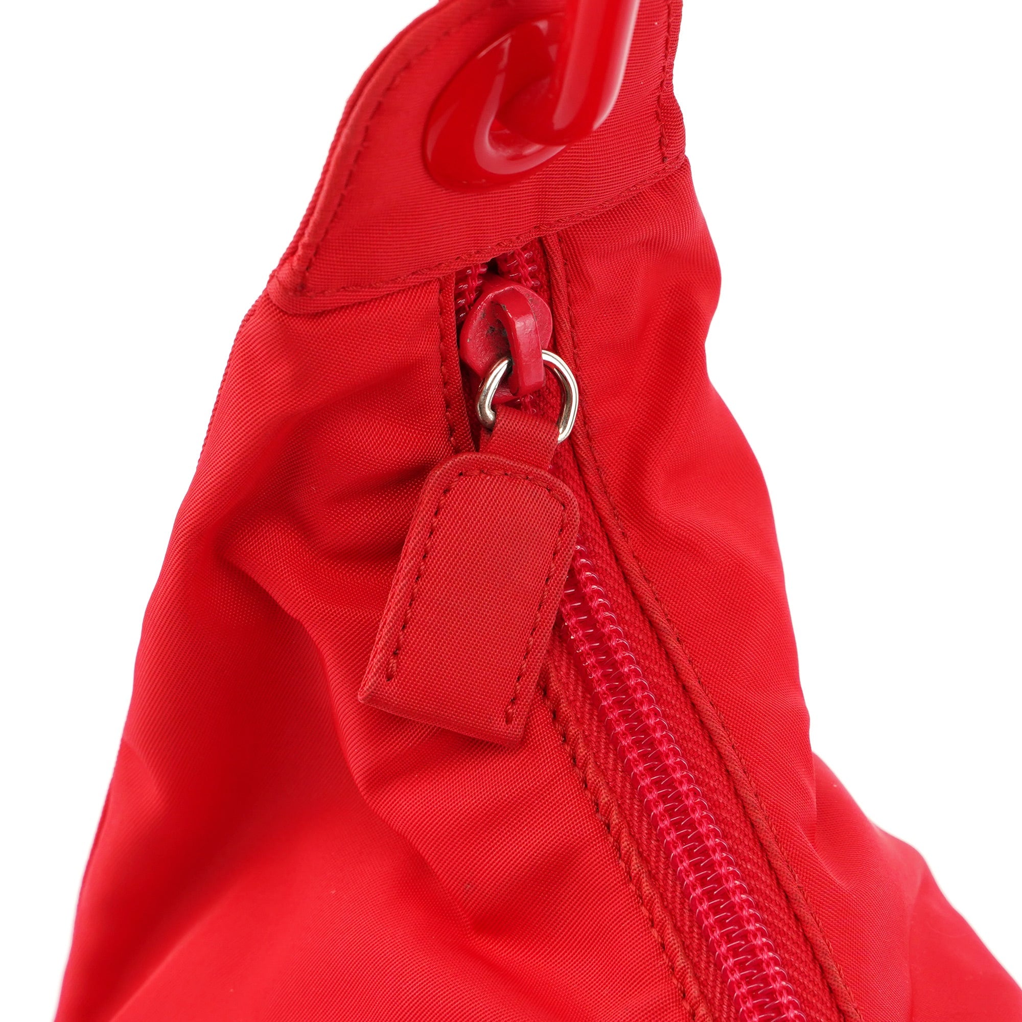 Prada Tessuto Plastic Schultertasche aus rotem Nylon