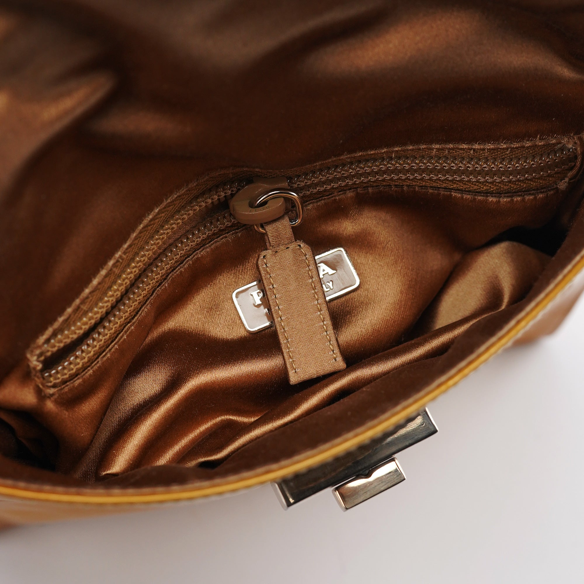 Prada Sac porté épaule à fermoir tournant en cuir verni jaune