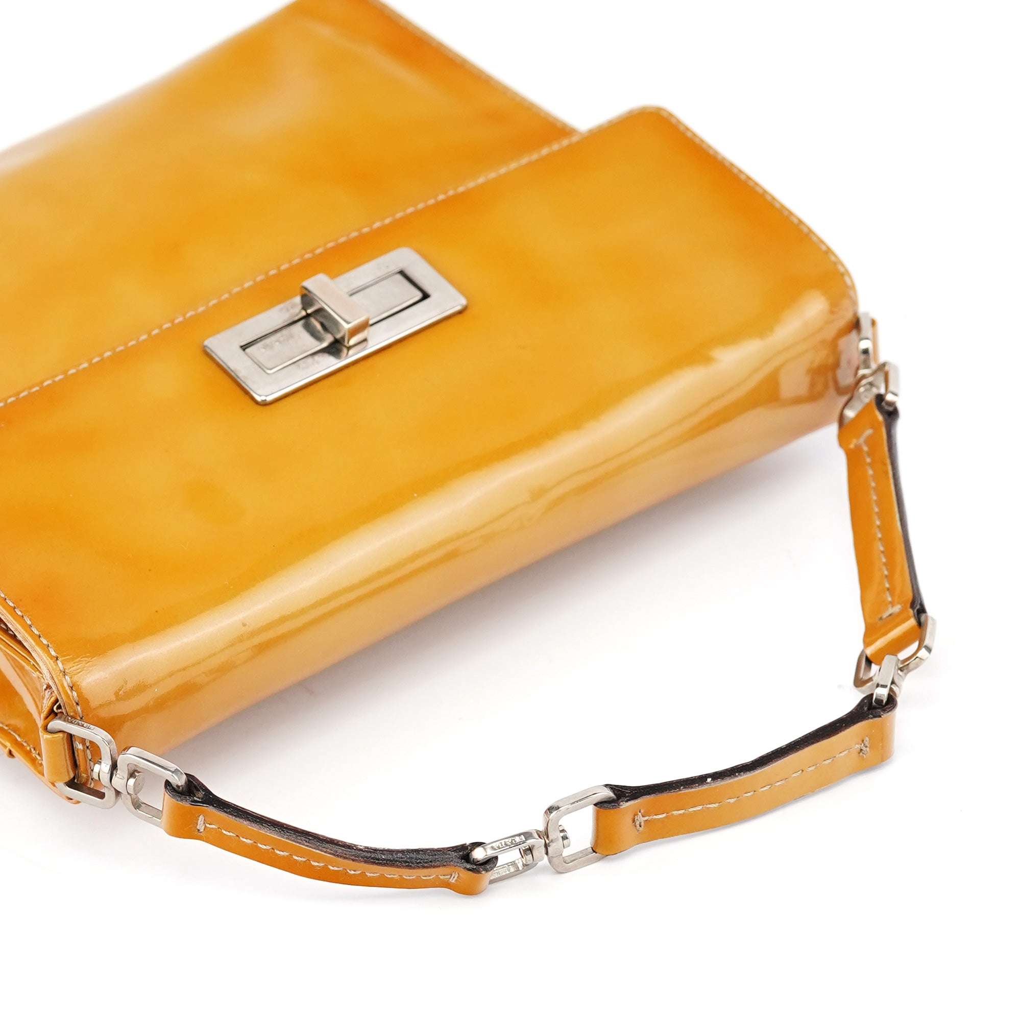 Prada Sac porté épaule à fermoir tournant en cuir verni jaune