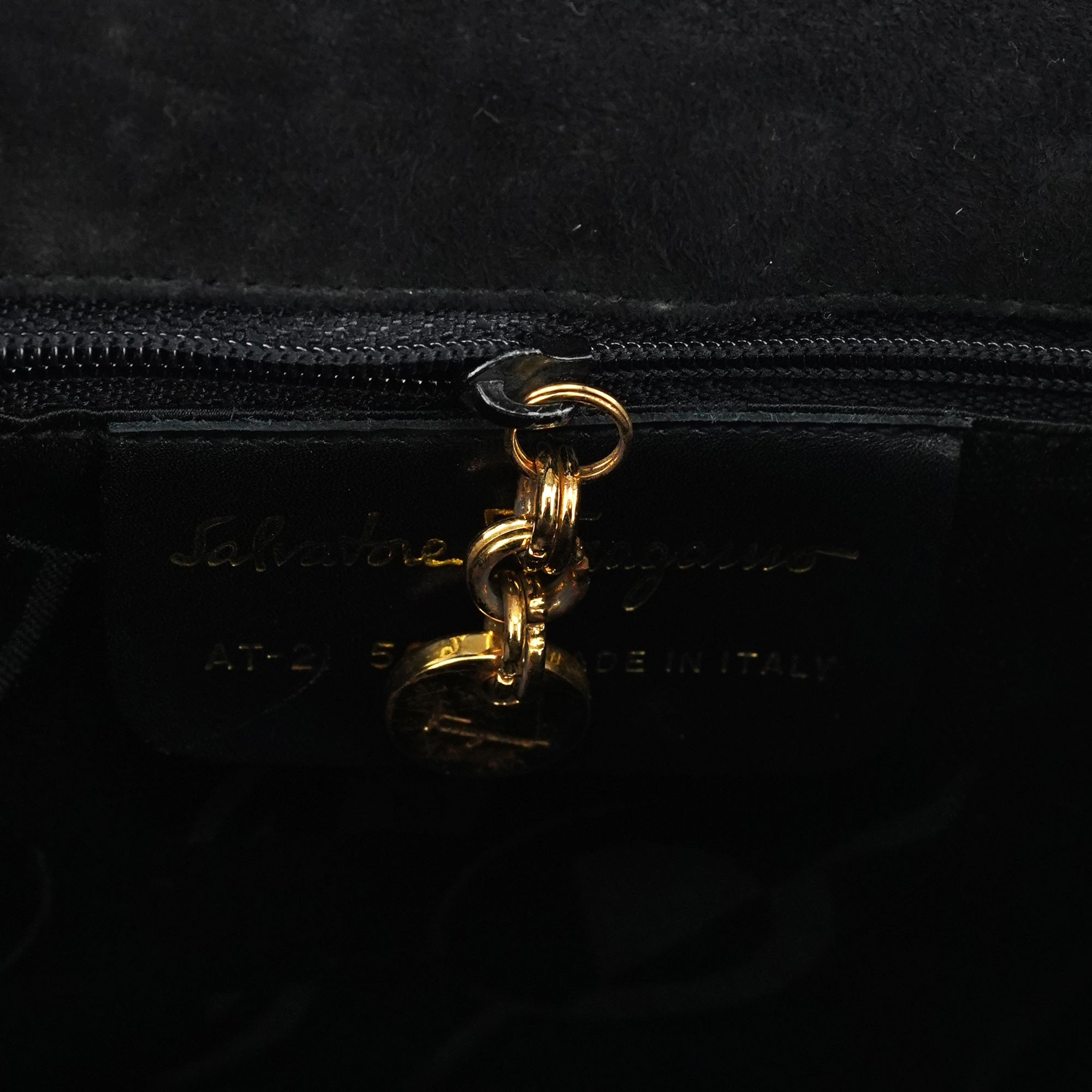 Salvatore Ferragamo Sac à poignée en cuir verni noir