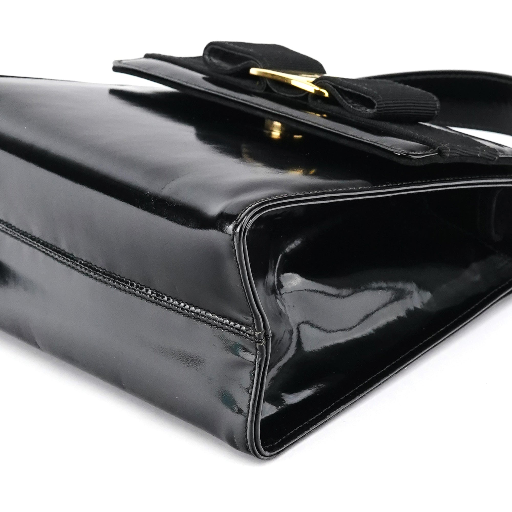 Salvatore Ferragamo Sac à poignée en cuir verni noir