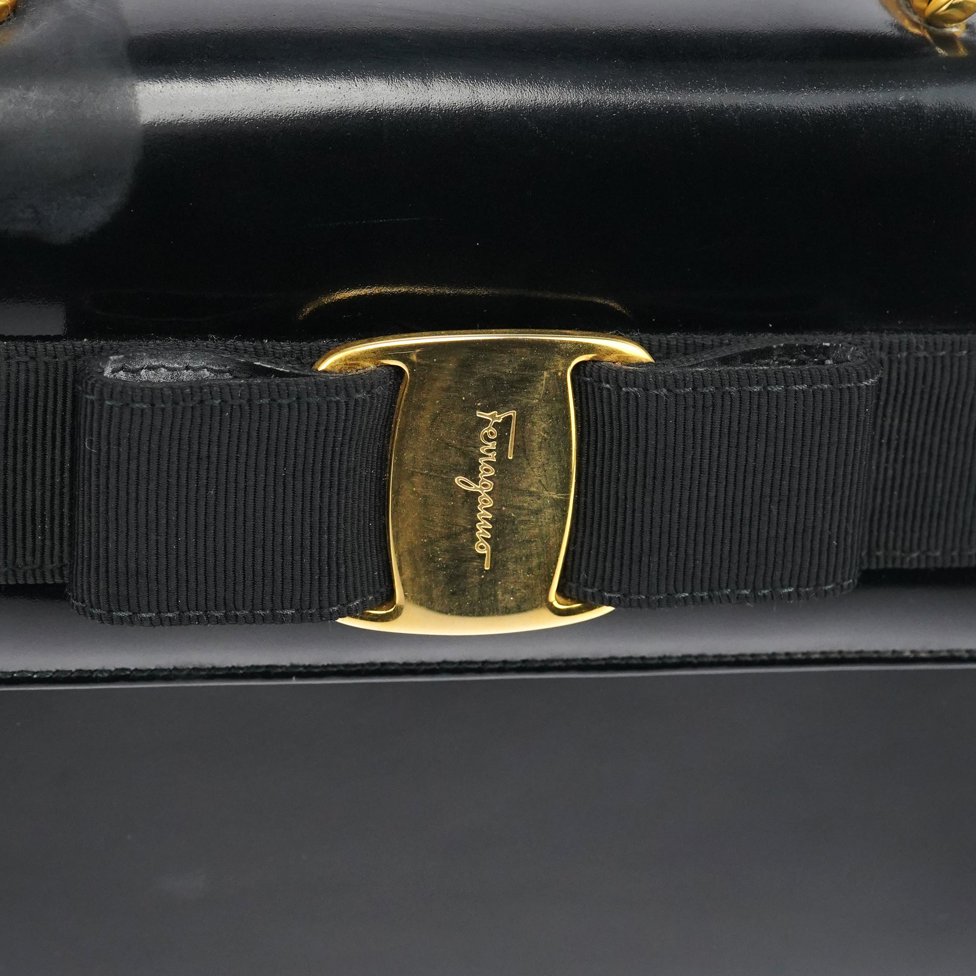 Salvatore Ferragamo Sac à poignée en cuir verni noir