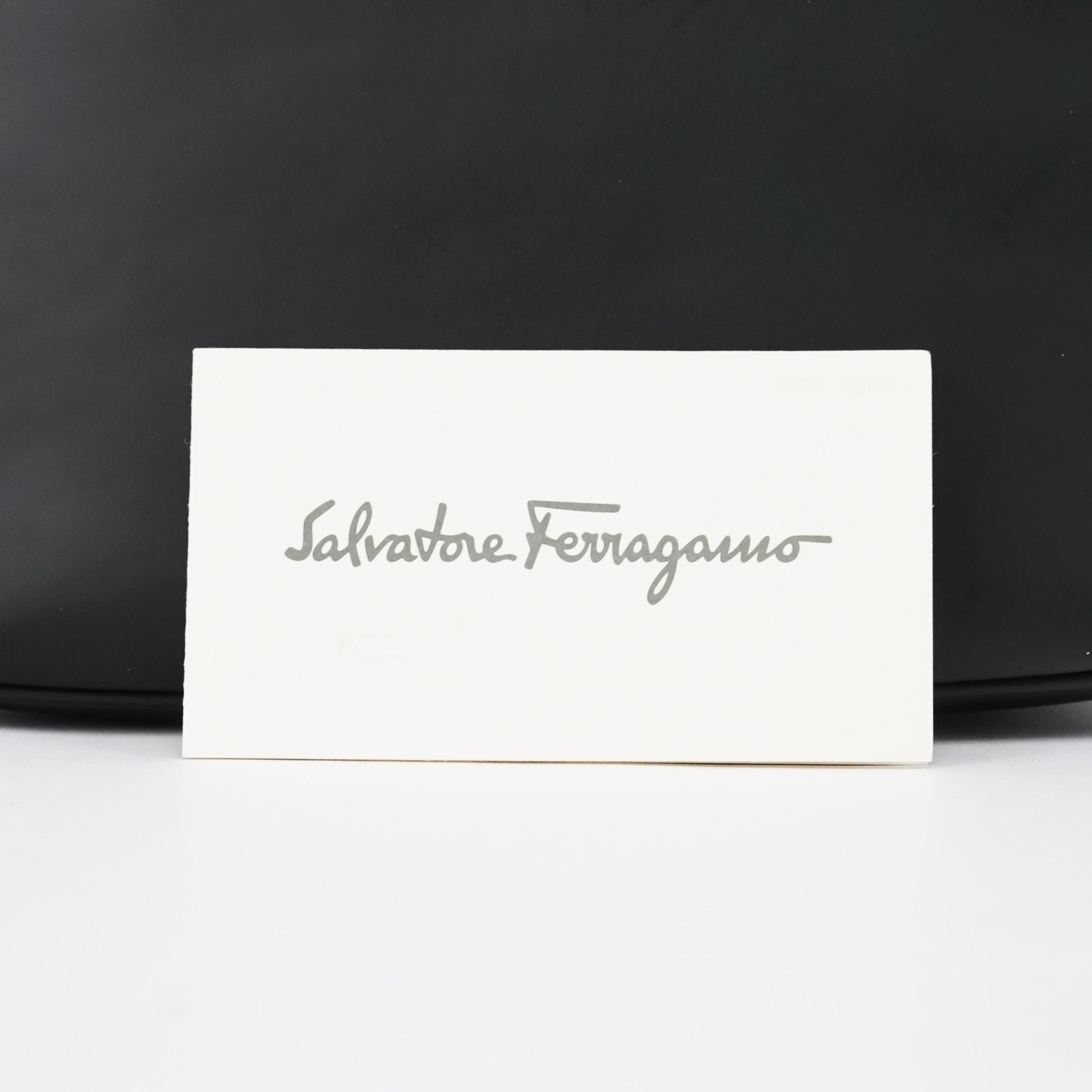 Salvatore Ferragamo Sac à poignée en cuir noir mat