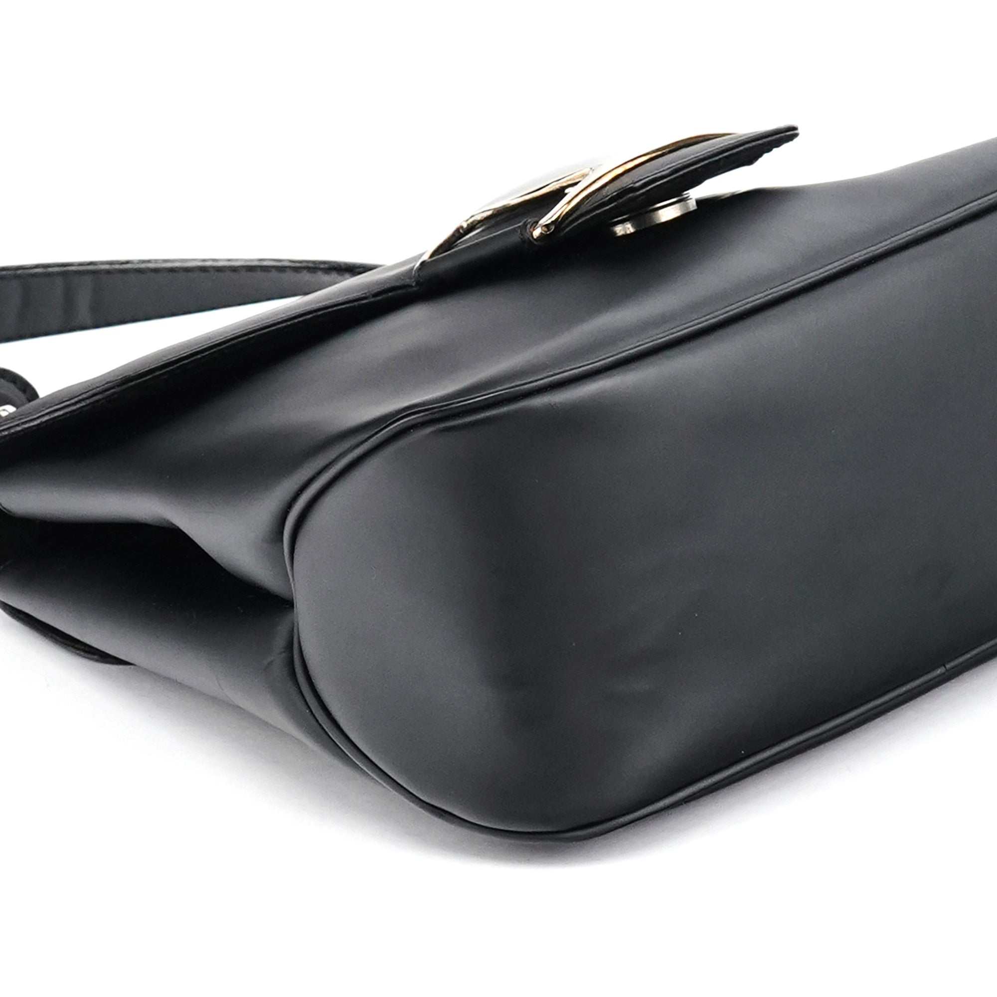 Salvatore Ferragamo Sac à poignée en cuir noir mat