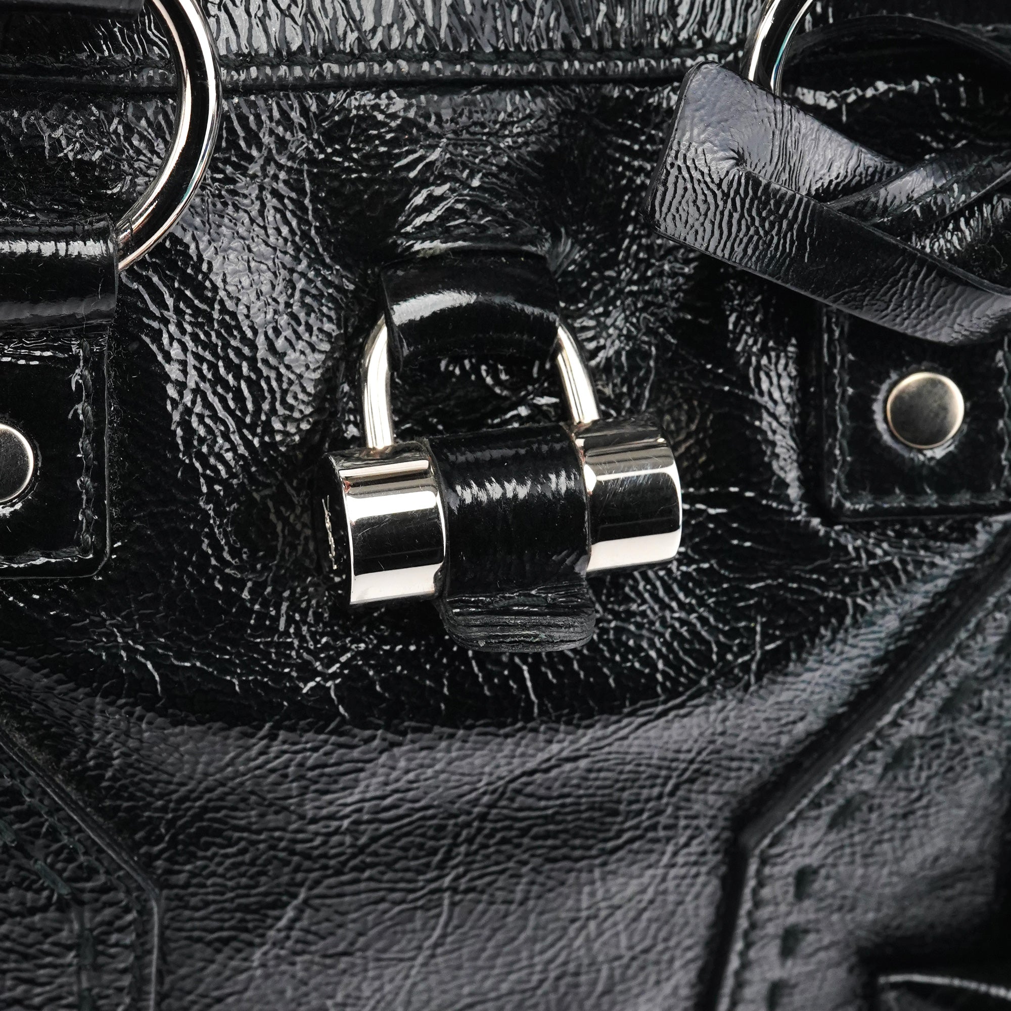 Yves Saint Laurent 156465 Sac Muse en cuir verni noir