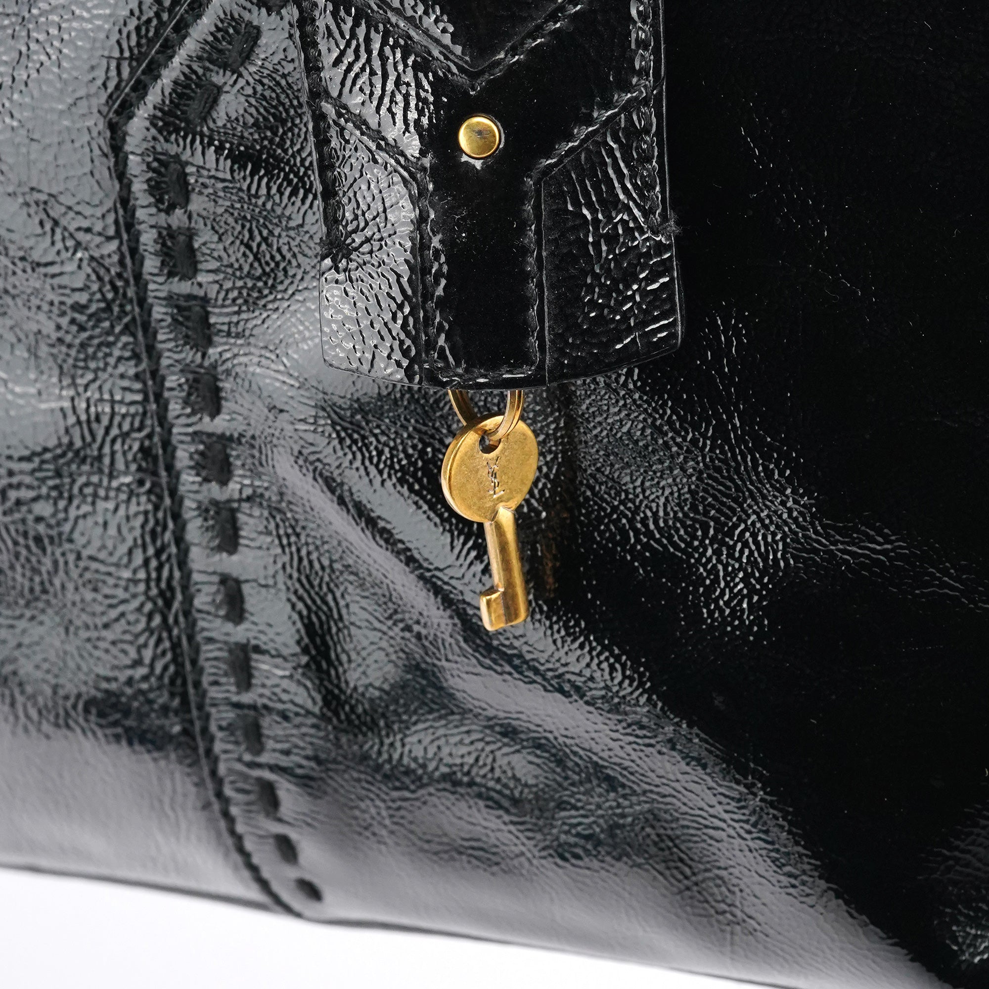 Yves Saint Laurent Sac cabas Muse en cuir verni noir