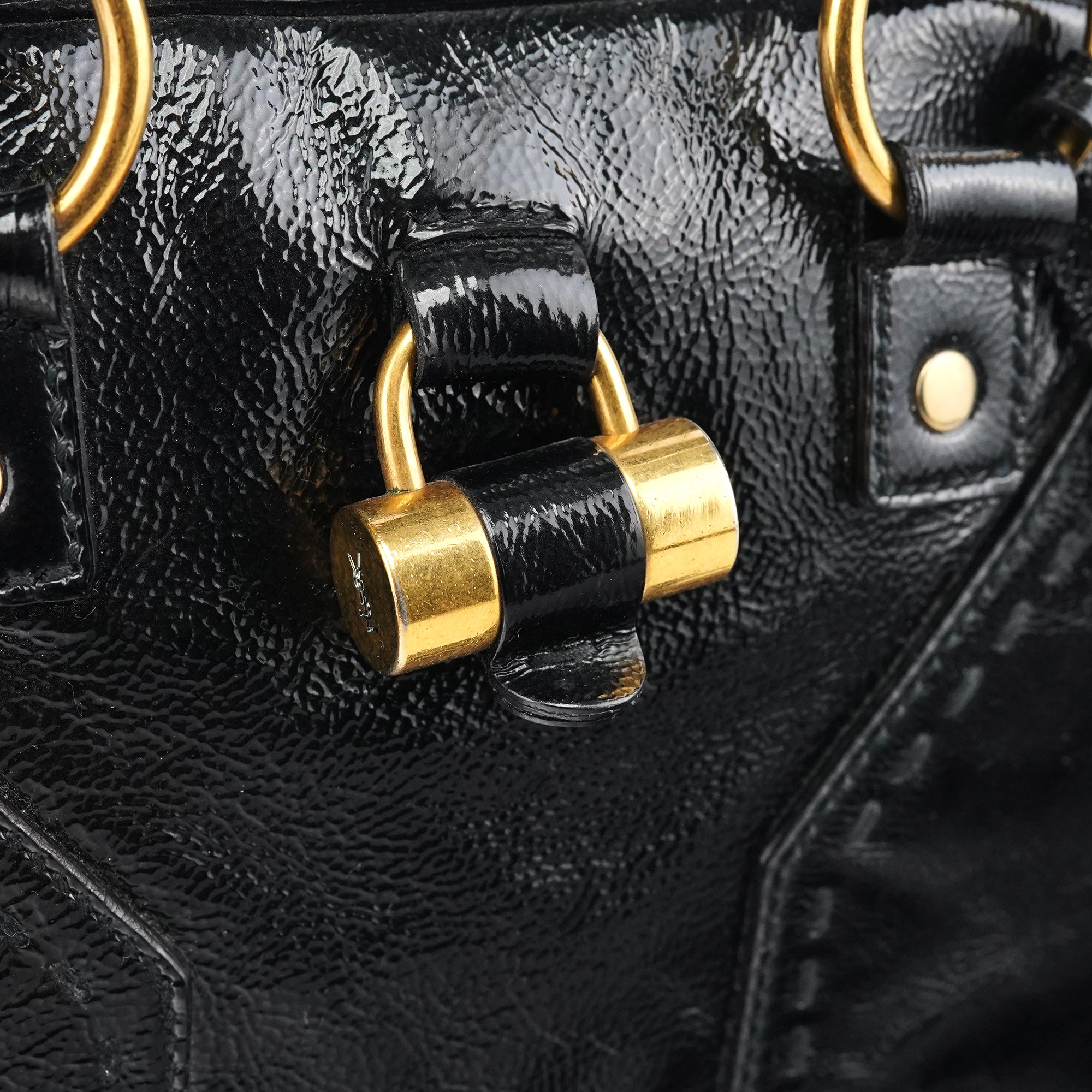Yves Saint Laurent Sac cabas Muse en cuir verni noir