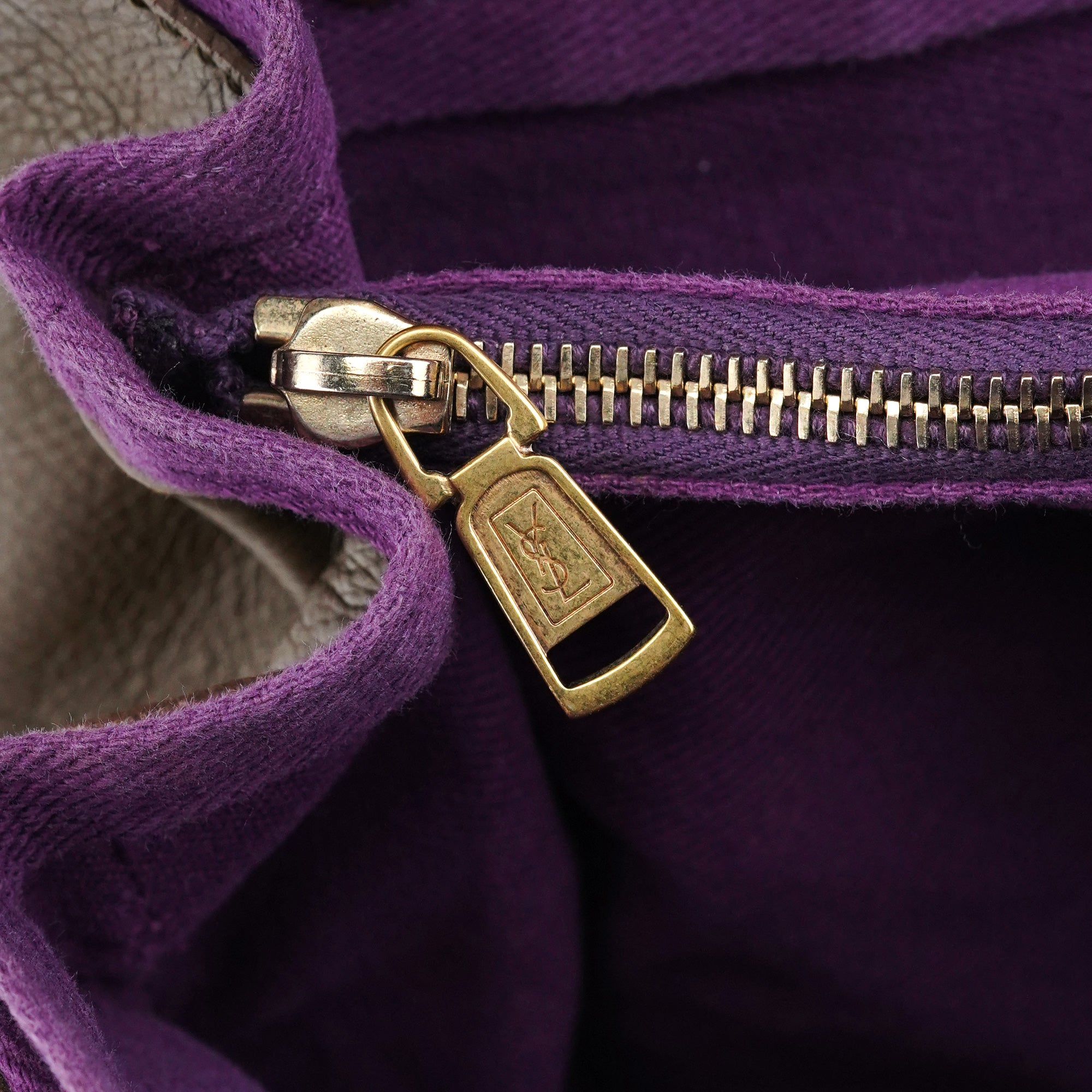 Yves Saint Laurent Sac Muse Two en cuir vert foncé et violet